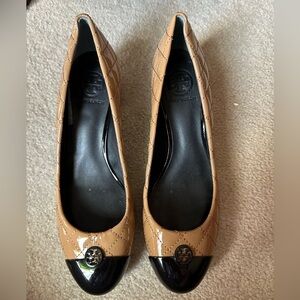 Tory Burch Kaitlin Pump - Quilted Tan Patent Leather with Black Cap Toe